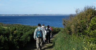 Des randonneurs en Bretagne sur le Sentier des Douaniers