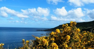 Des randonneurs en Bretagne sur le Sentier des Douaniers